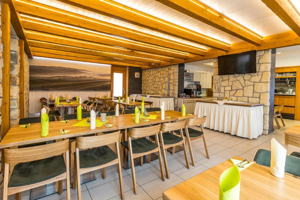 Hotel Kravi Hora Боржетіце Екстер'єр фото